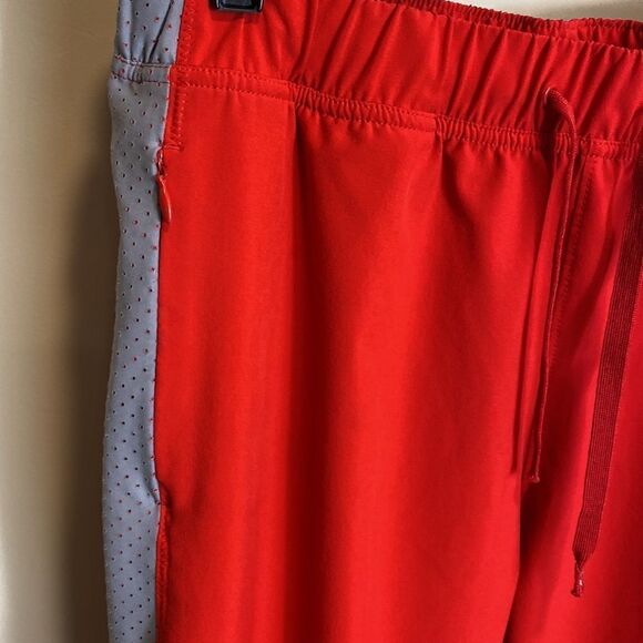 ❤️Last Chance Under Armour red & grey Squad Woven women’s pants size M - Picture 2 of 8